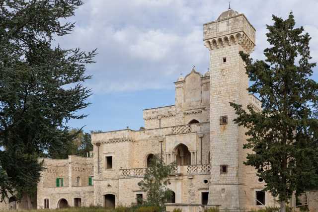 Casamassima, la grandiosa Universit� Islamica � in vendita. Il prezzo: 5 milioni e mezzo di euro